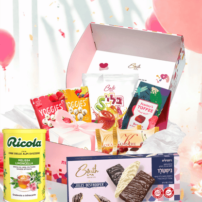 מארז חגיגי ליום הולדת עם יוגיז, שוקולדים, סוכריות ביסקוויטים ותה פרמיום. Birthday sweet box filled with premium sweets and a delicate tea.