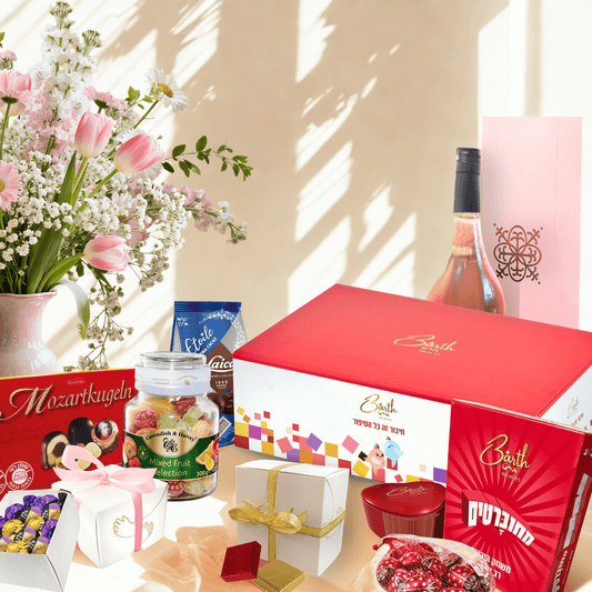 מארז מתוקים כשר לפסח בעיצוב חגיגי עם יין איכותי, שוקולדים משובחים ומגוון מתוקים. המתנה המושלמת למארחים, לעובדים או למשפחה