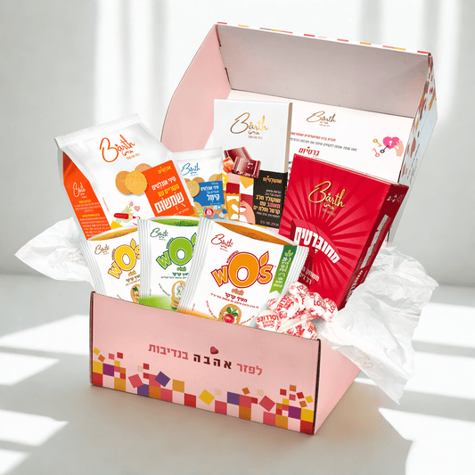 מארז למרחב המוגן הכולל שוקולד חטיפים ומשחק קלפים לחוויה מרגיעה ומהנה למשפחות
